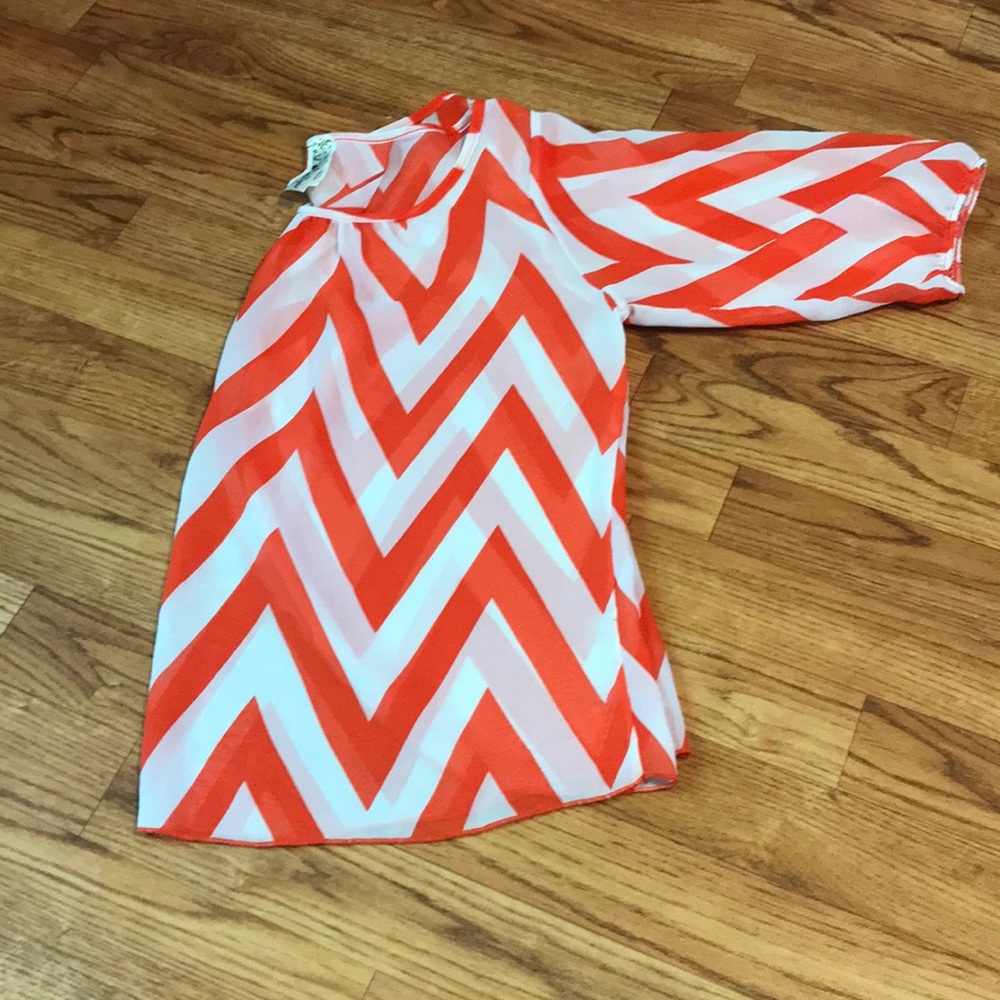 Chevron Blouse size Small 💕 - Picture 3 of 8